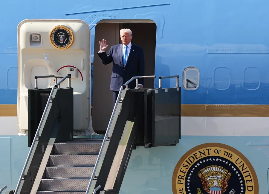 Foto de archivo del presidente estadounidense Donald Trump bajando del Air Force One.