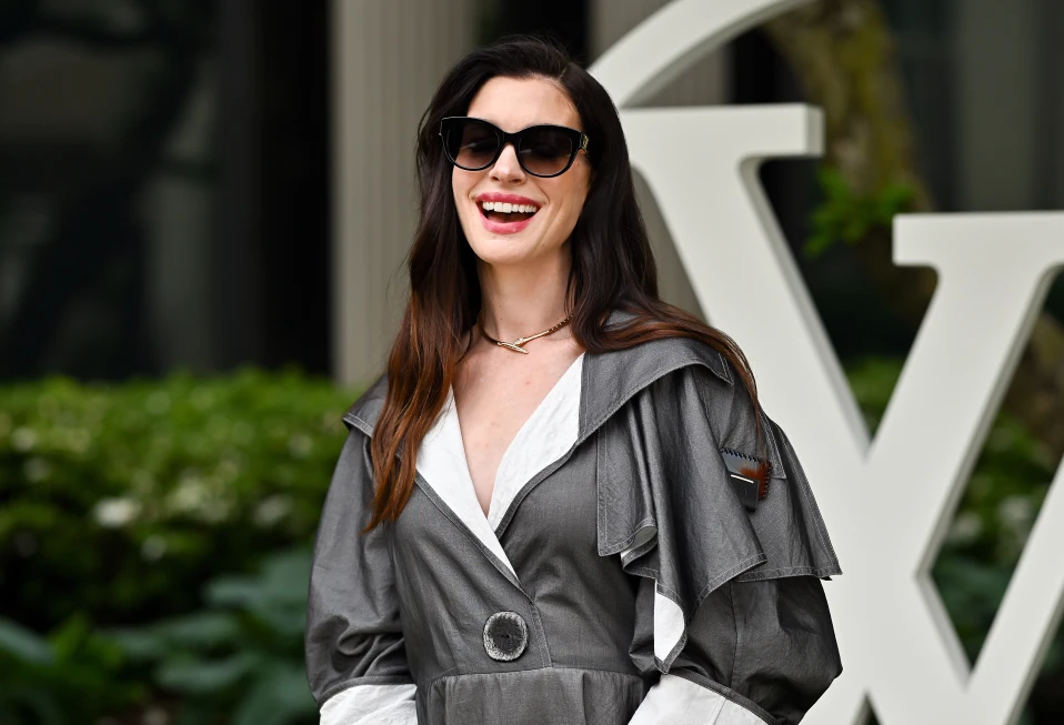 Anne Hathaway asiste a la exposición de la colección Louis Vuitton Cruise 2027 en The Freak Collection el miércoles 20 de mayo de 2026 en Nueva York.