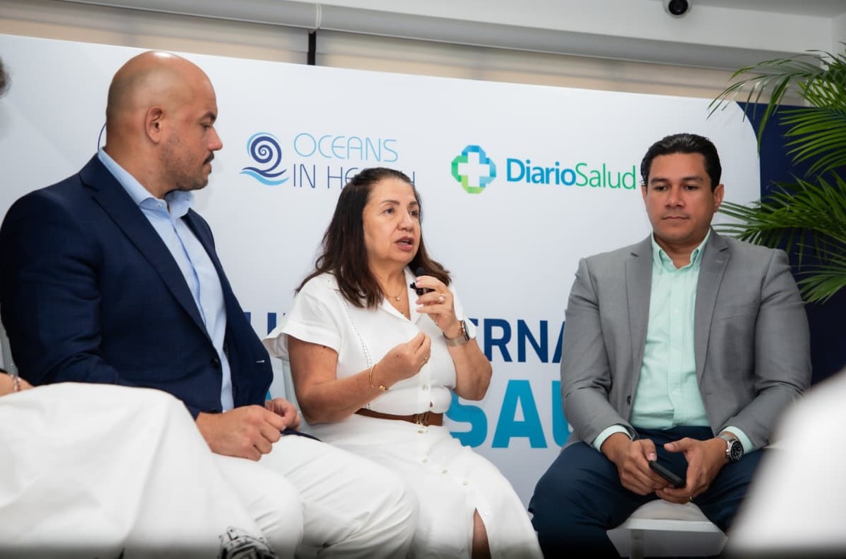Panelistas durante el evento.