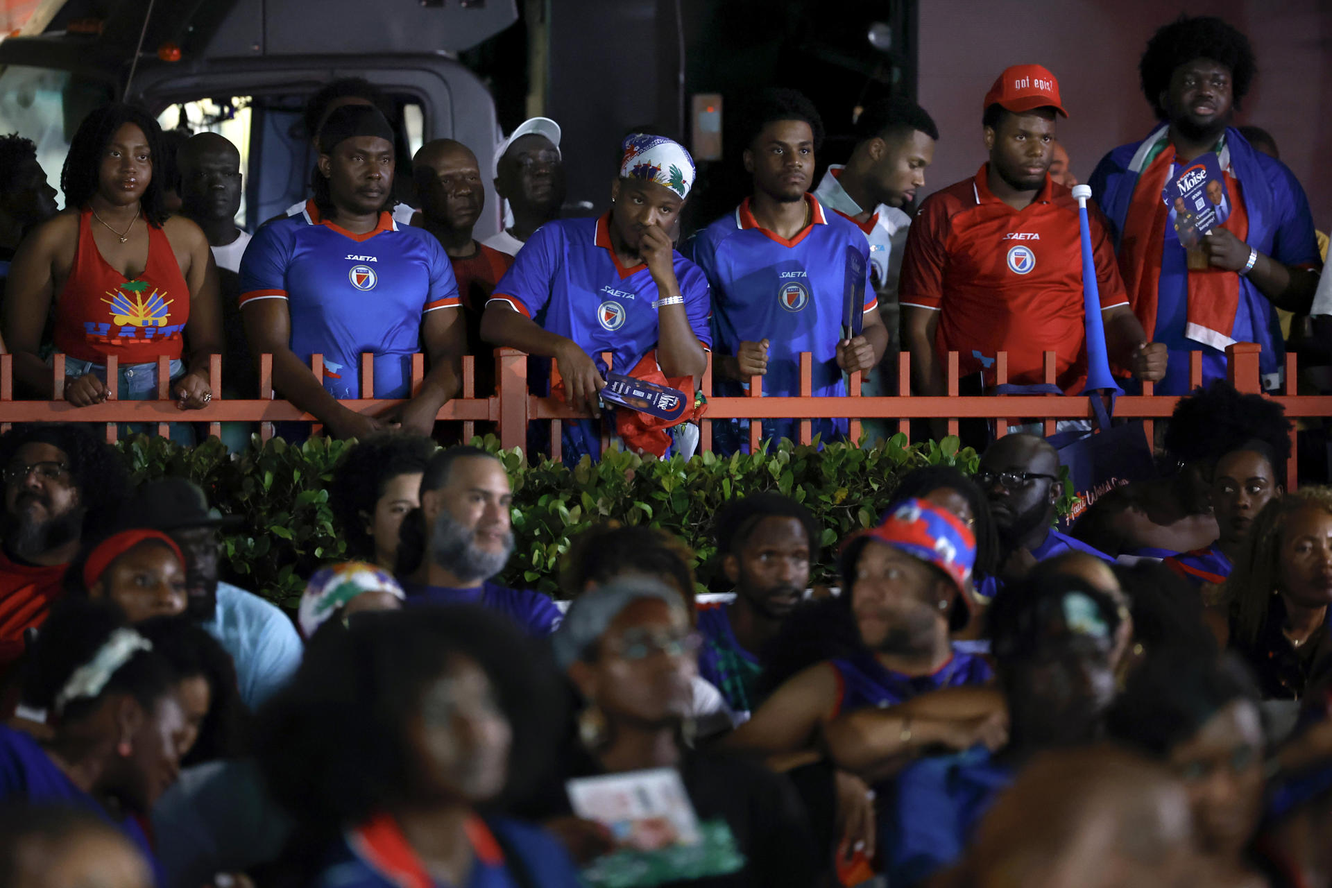 Los aficionados haitianos ven este viernes la retransmisión del partido de la Copa Mundial de la FIFA 2026 contra Brasil, en los alrededores del Centro Cultural Little Haiti, en Miami (EE.UU.).