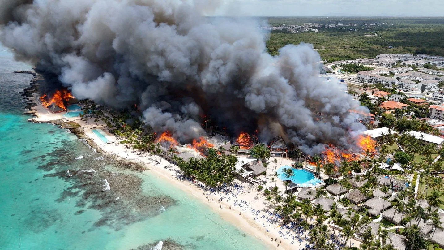 Imágenes aéreas captadas por drones registraron enormes columnas de humo provenientes del hotel siniestrado