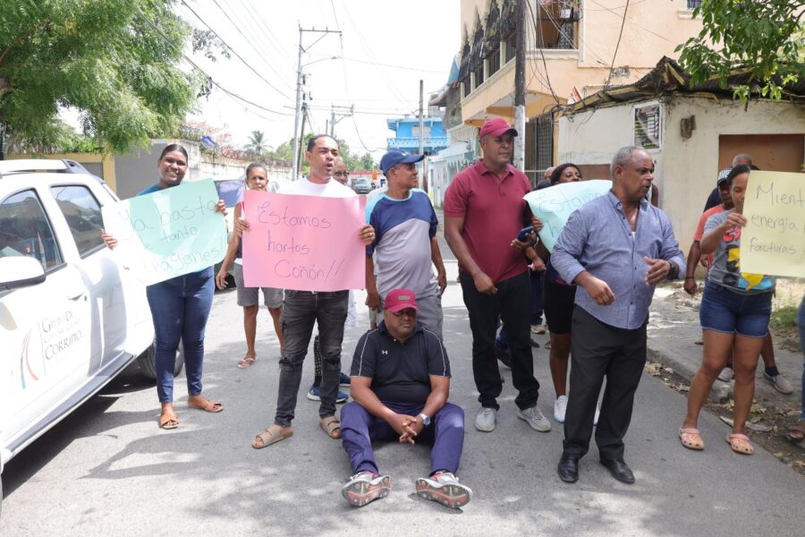 Los residentes de Sabana Perdida protestan contra los apagones y las altas facturas de electricidad.