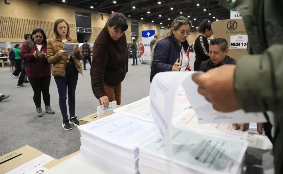 Los colombianos acuden a las urnas