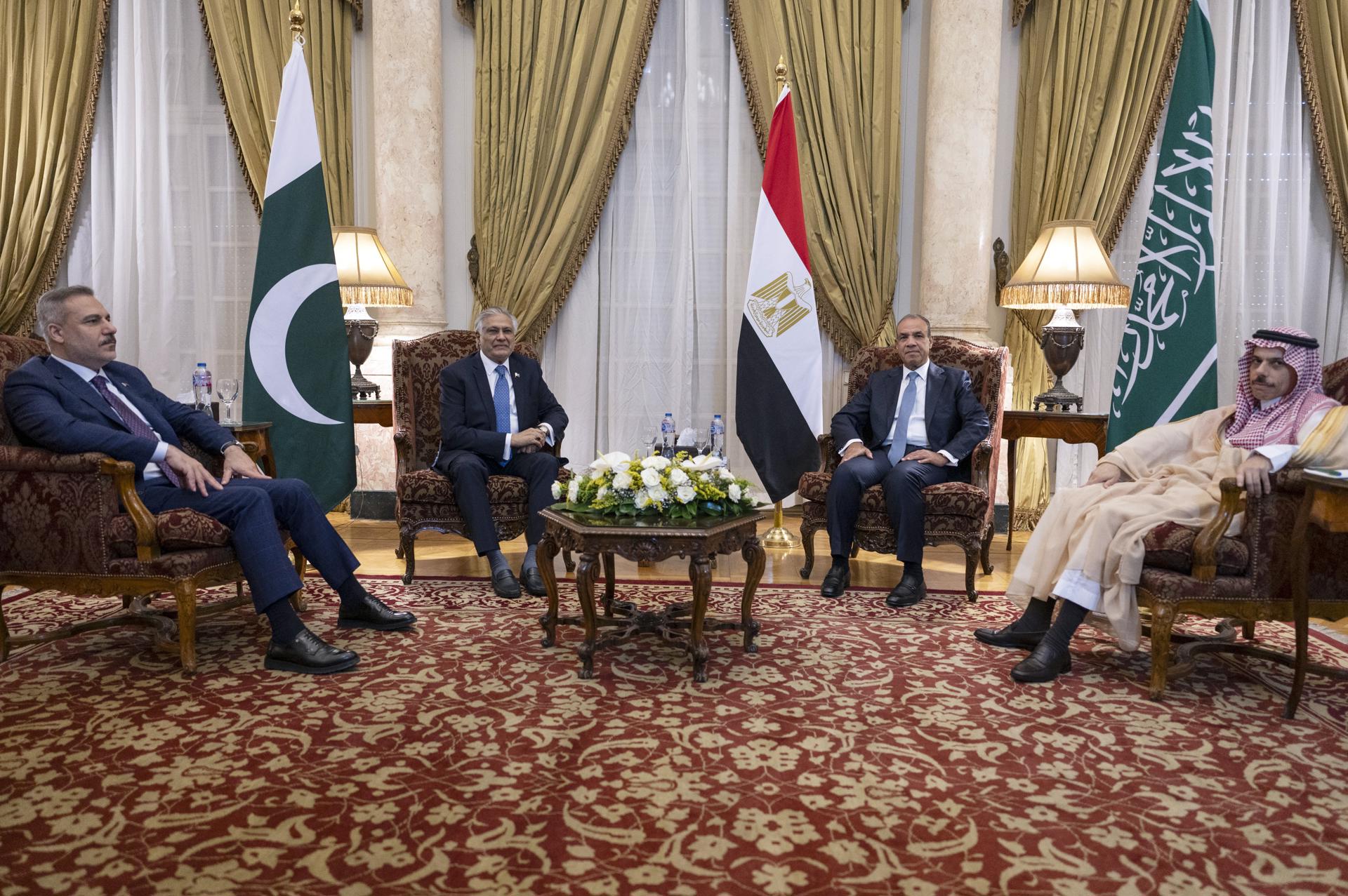El Ministro de Relaciones Exteriores de Egipto, Badr Abdellatti (2-R), el Ministro de Relaciones Exteriores de Turquía, Hakan Fidan (L), el Ministro de Relaciones Exteriores de Arabia Saudita, el Príncipe Faisal bin Farhan Al Saud (R) y el Ministro de Relaciones Exteriores de Pakistán, Mohammad Ishaq Dar (2-L), posan para una fotografía antes de la reunión cuadrilátera en el Palacio Tahrir en El Cairo, Egipto, el 21 de junio de 2026.