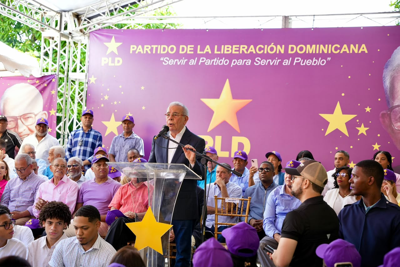 El expresidente Danilo Medina y el presidente del Partido de la Liberación Dominicana (PLD) durante un evento en Baní, Peravia.