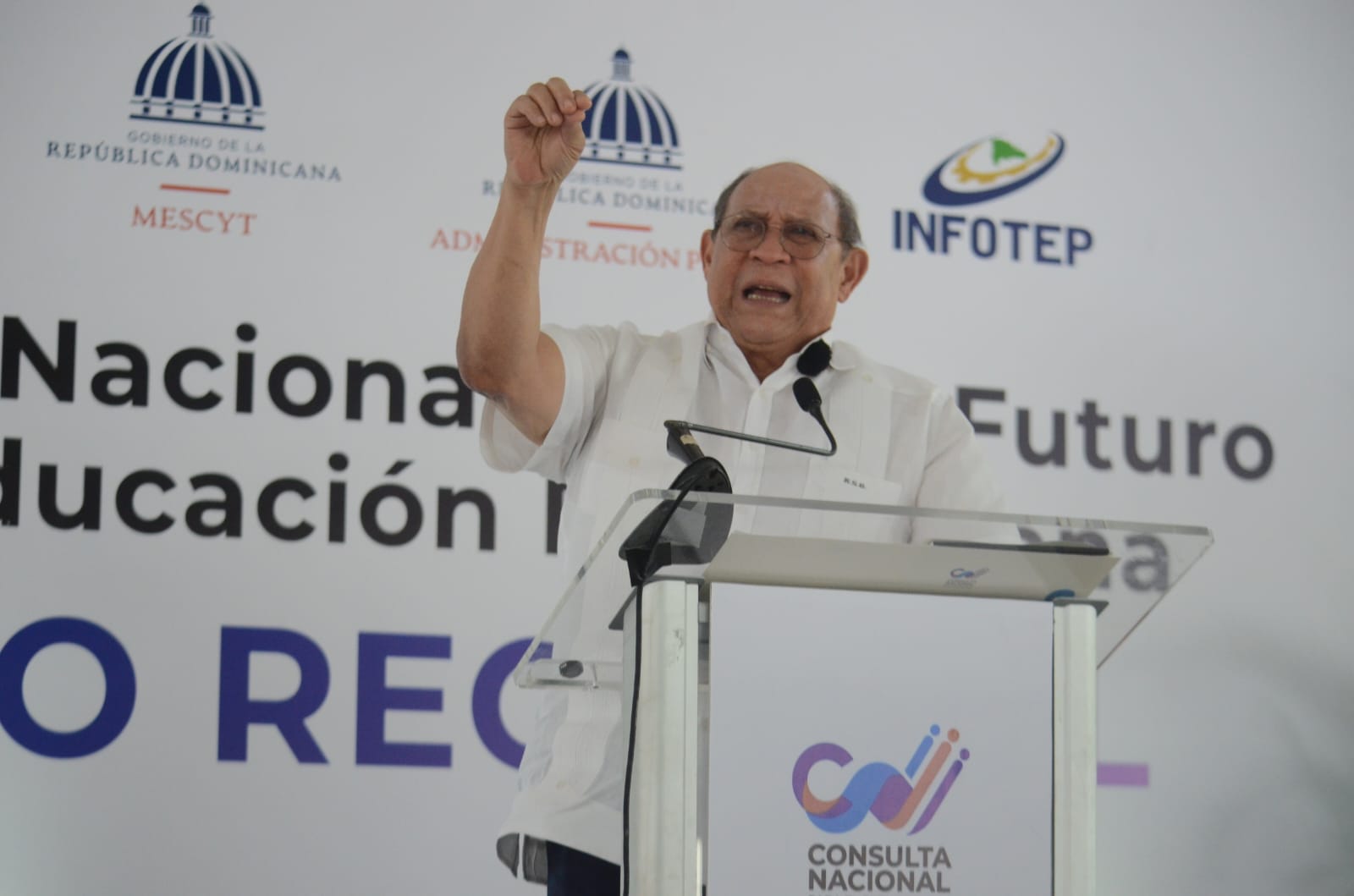 Autoridades educativas presentan los primeros resultados de una consulta nacional para transformar el sistema educativo dominicano.