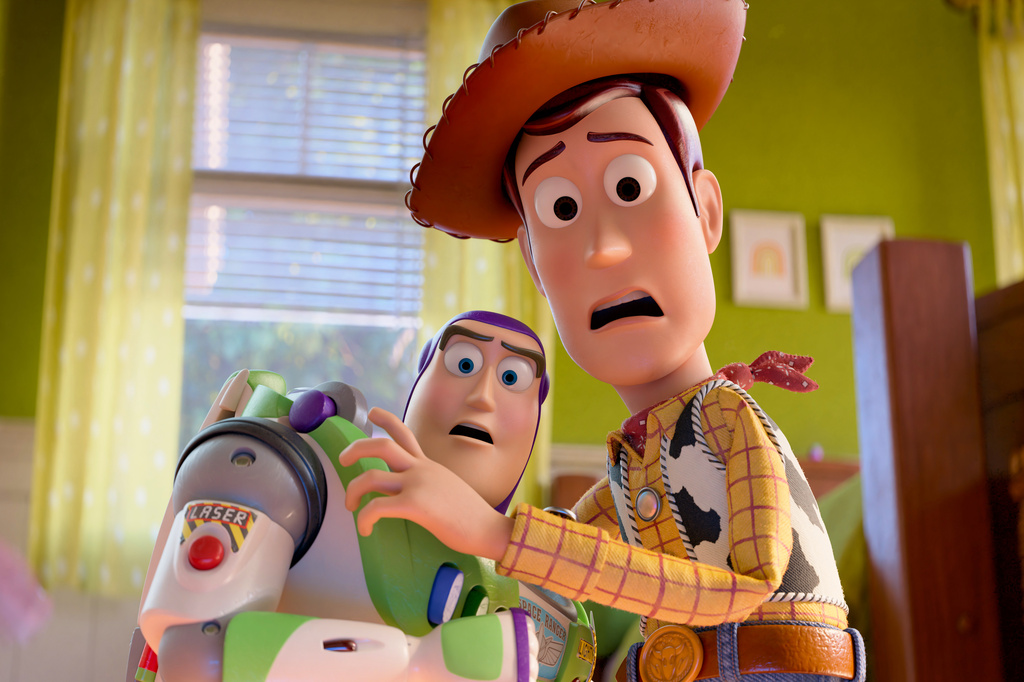 La película producida por Disney está protagonizada por Buzz Lightyear, con la voz de Tim Allen (izquierda), y Woody, con la voz de Tom Hanks, en una escena. 