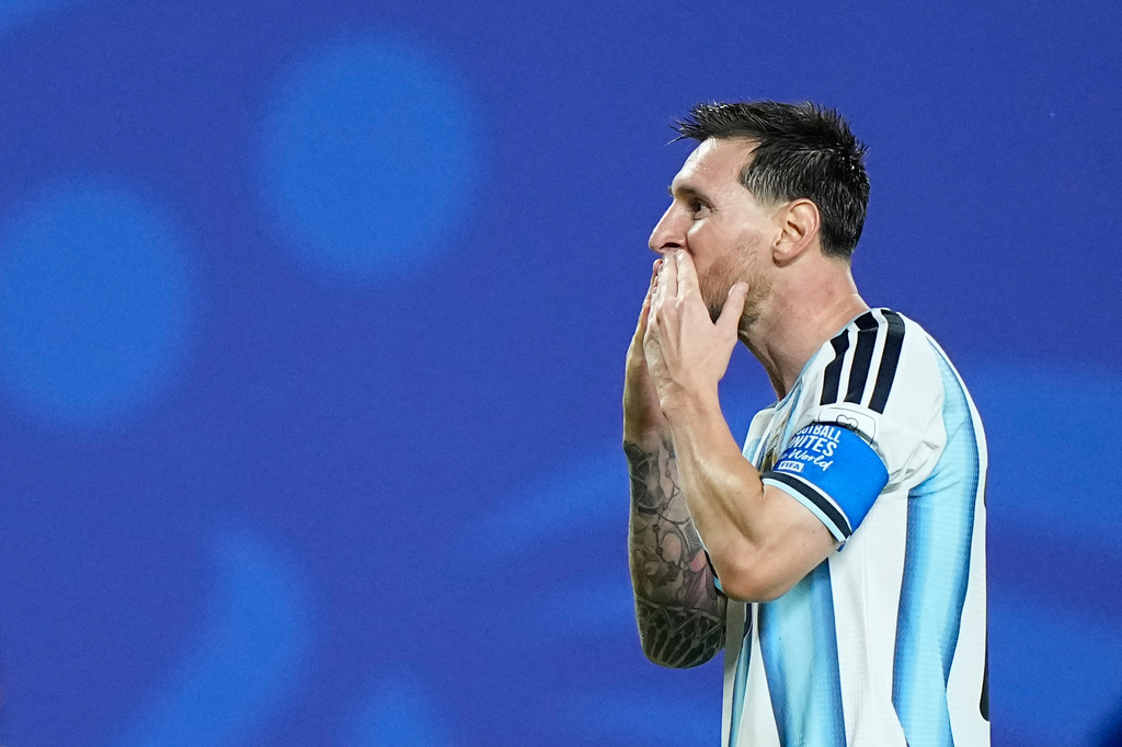 Lionel Messi de Argentina celebra tras anotar su tercer gol del partido contra Argelia, el martes 16 de junio de 2026, en Kansas City, Missouri (AP Foto/Charlie Riedel)
