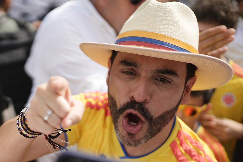 Abelardo de la Esprilla, candidato presidencial del movimiento opositor Defensores de la Patria, hace un gesto después de votar en la segunda vuelta de las elecciones en Barranquilla, Colombia, el domingo 21 de junio de 2026. (Foto AP/Evan Valencia)