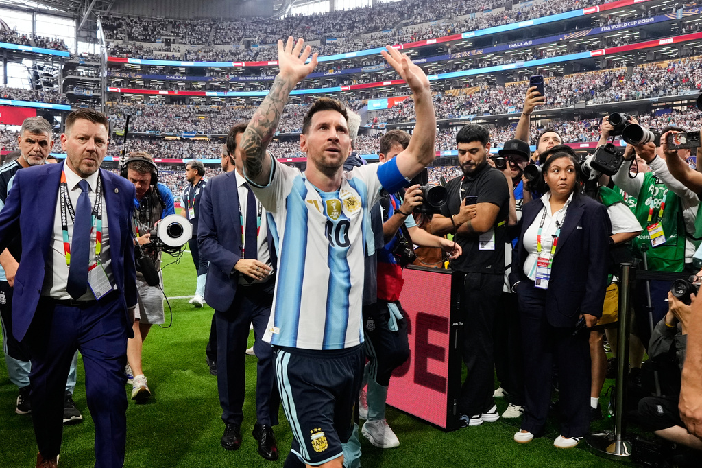 Lionel Messi abandona el campo tras la victoria de Argentina por 2-0 sobre Austria en el Grupo J del Mundial 2026 en Arlington, Texas, el lunes 22 de junio de 2026. (Foto AP/Tony Gutiérrez)