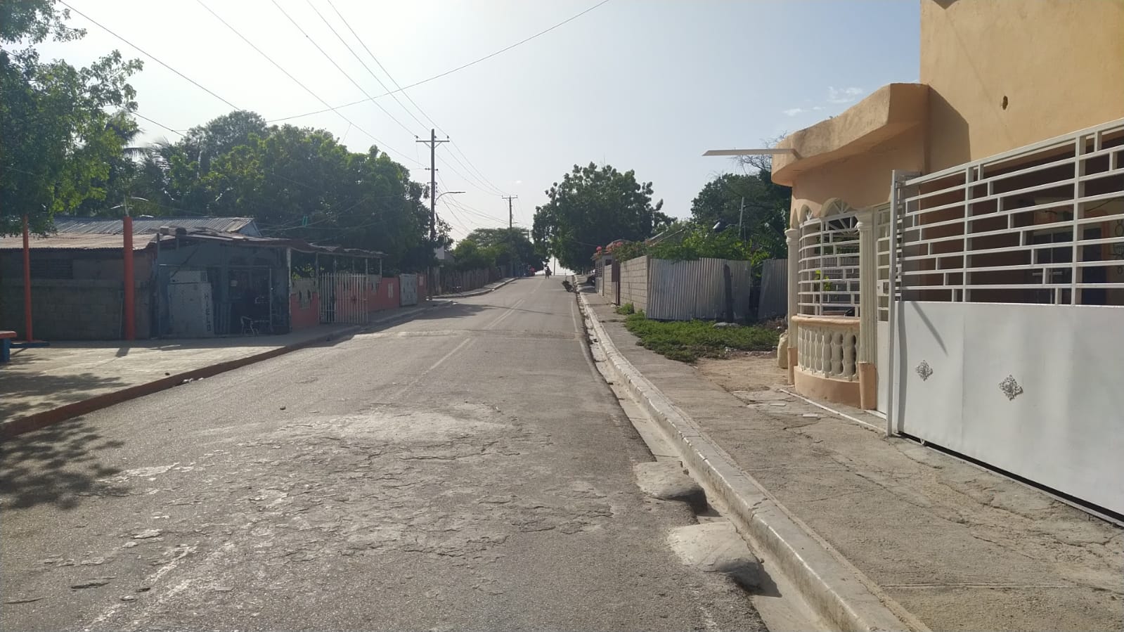 Residentes de la comunidad de Angostura en la provincia de Independencia afirman que los productores agrícolas desvían suministros para irrigar cultivos, dejando a cientos de familias sin acceso regular a los servicios.