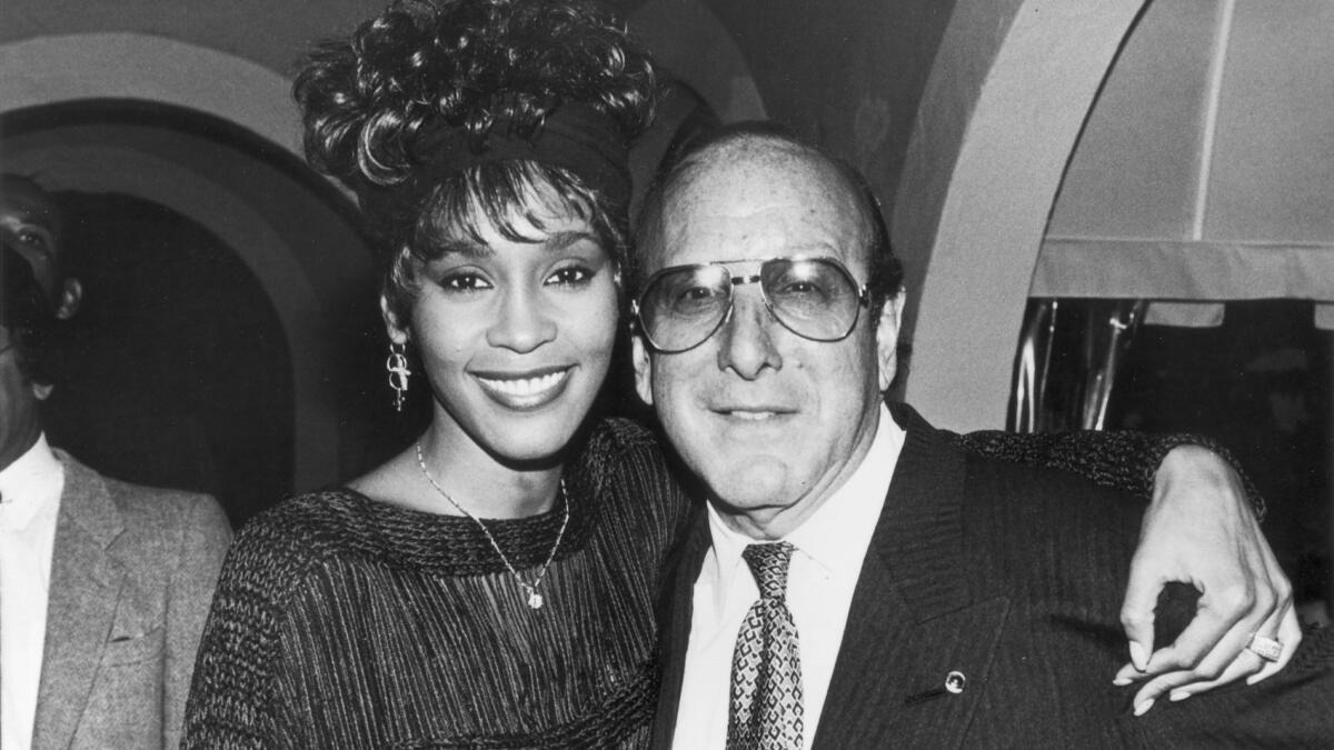 Whitney Houston y Clive Davis.