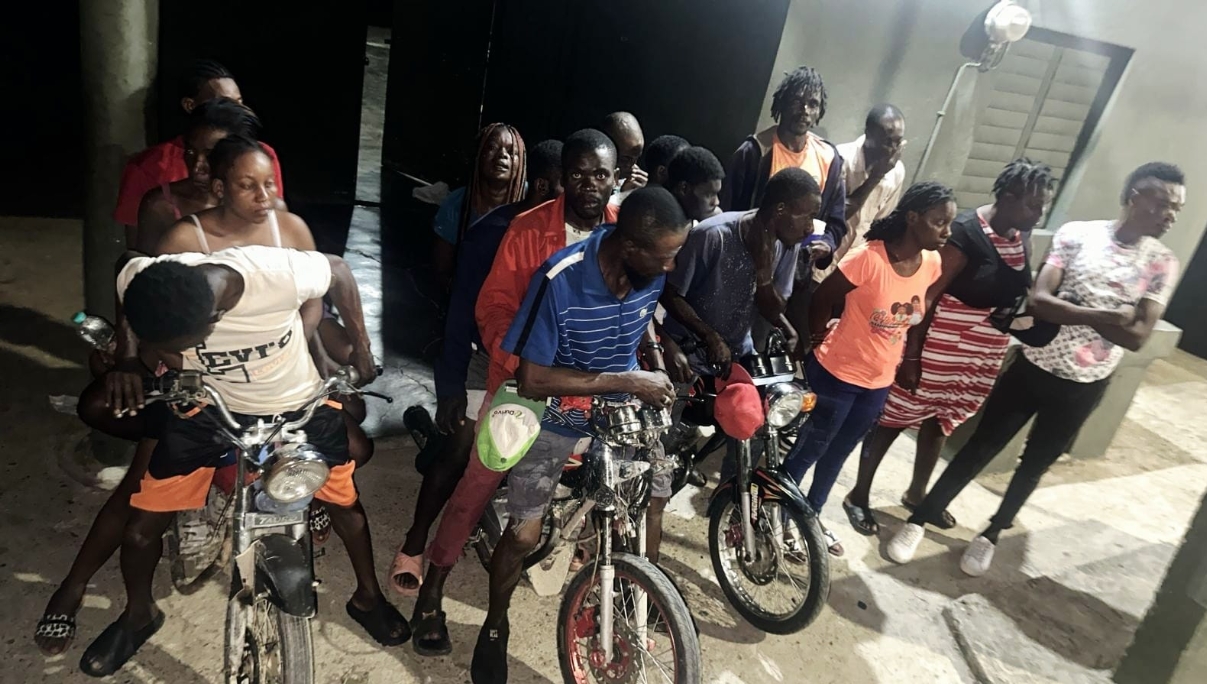 Grupo de haitianos detenidos en motocicleta que transportaba haitianos ilegales. fuente externa