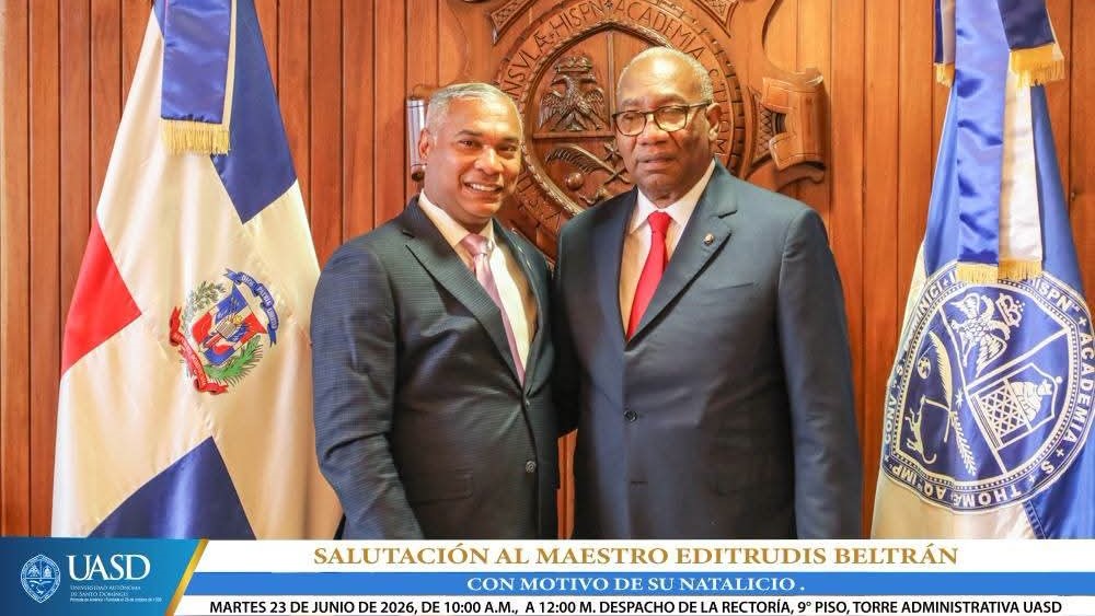 Editrudis Beltrán acepta felicitaciones por su cumpleaños