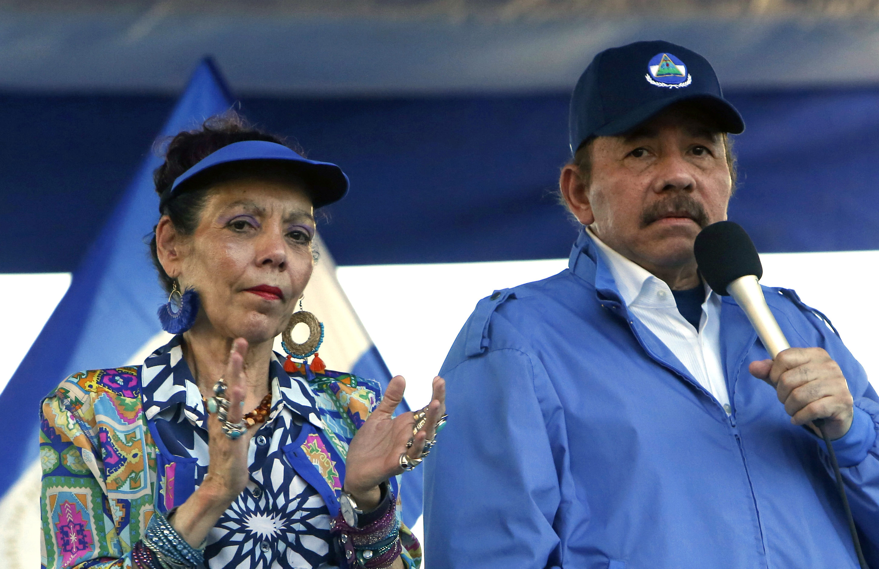 ARCHIVO - En esta fotografía de archivo del 5 de septiembre de 2018, el presidente de Nicaragua, Daniel Ortega, y su esposa, la vicepresidenta Rosario Murillo, se dirigen a un mitin en Managua, Nicaragua. (Foto AP/Alfredo Zúñiga, Archivo)