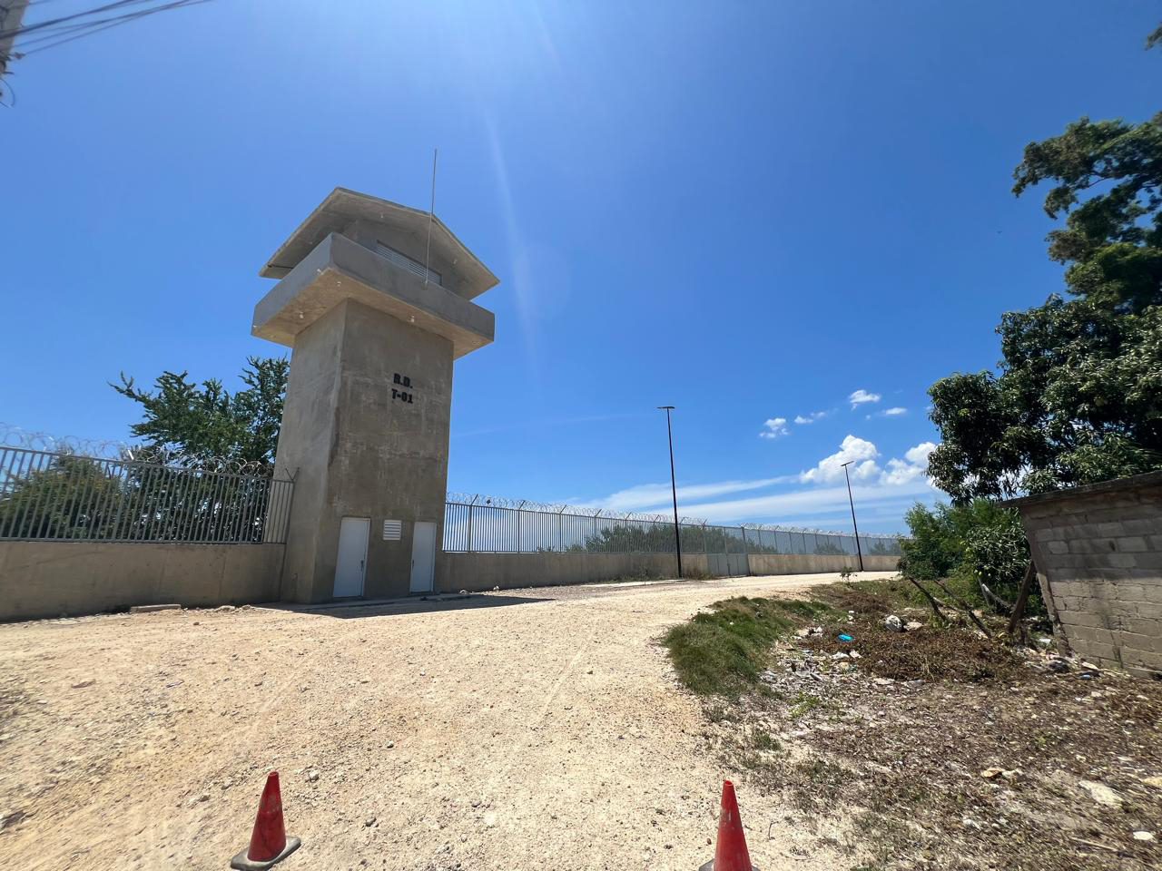 En Manzanillo, el muro fronterizo parece estar terminado y todas las torres están siendo terminadas y monitoreadas. Jorge González