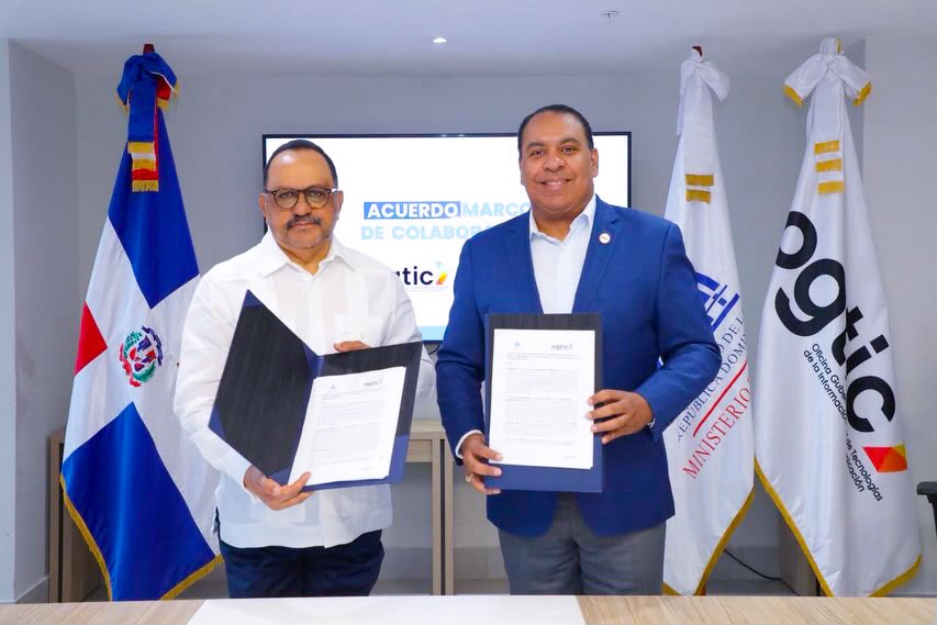 el ministro de Justicia, Antoliano Peralta Romero, y el director general de la OGTIC, Edgar Batista Carrasco.