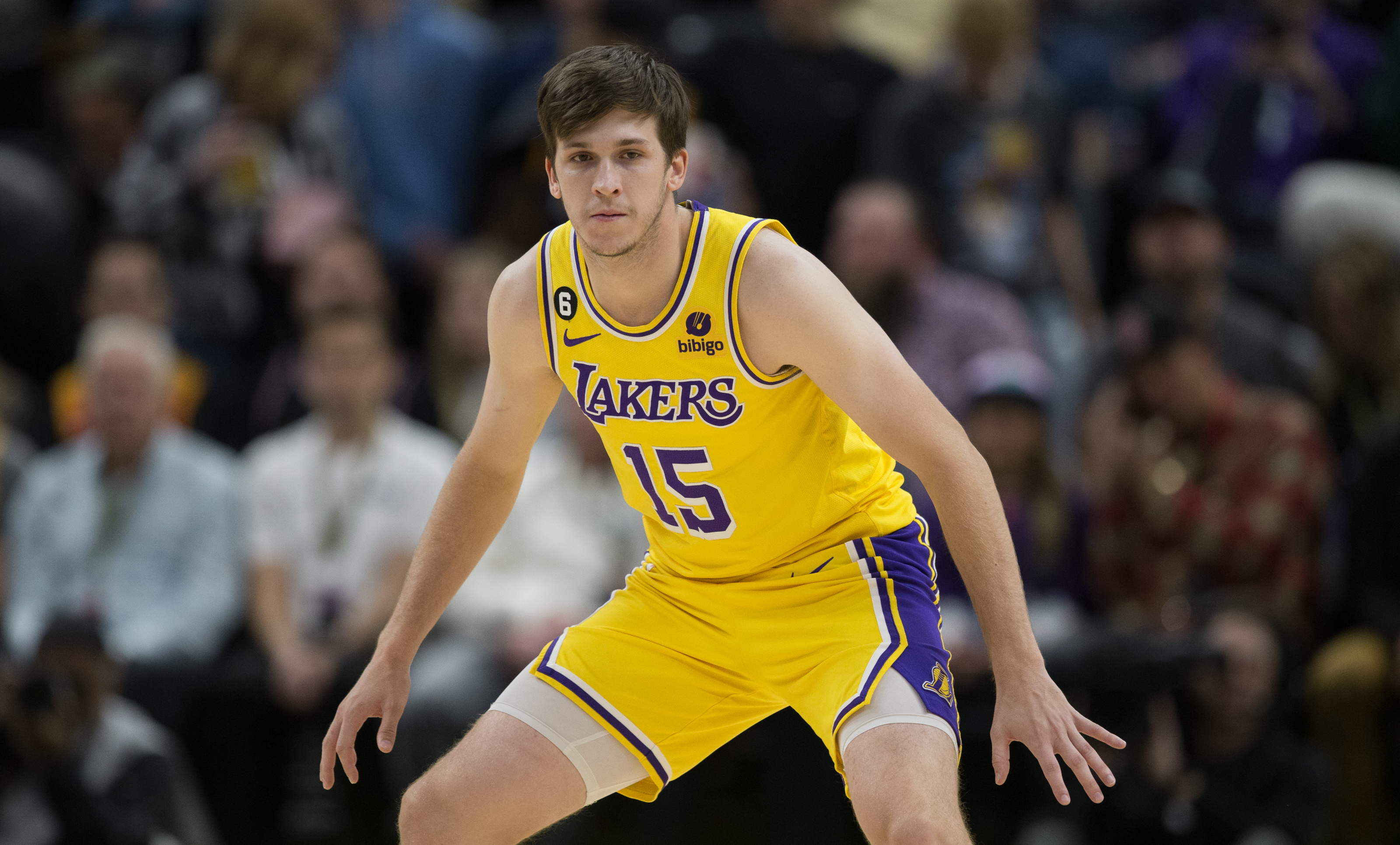 En esta foto tomada el 5 de mayo de 2026, el base de Los Angeles Lakers, Austin Reaves, salta para anotar contra Chet Holmgren y Shai Gilgeous-Alexander del Oklahoma City Thunder durante el primer juego de la segunda ronda de los playoffs. (Foto AP/Kyle Phillips, archivo)