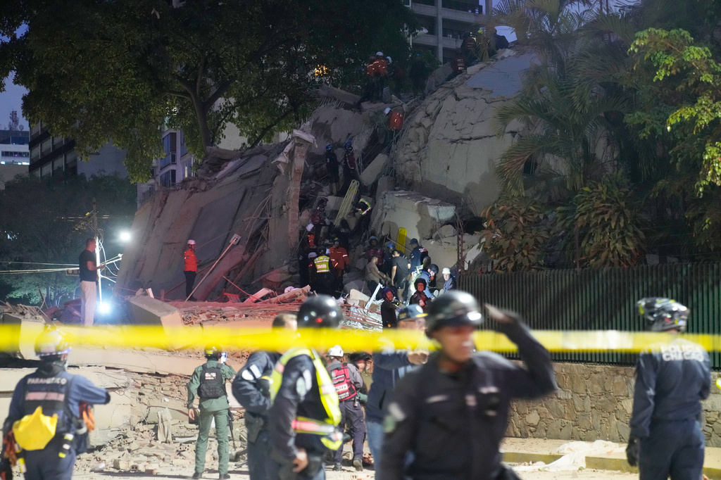 Los equipos de rescate buscan sobrevivientes entre los escombros de un edificio derrumbado tras un terremoto el miércoles 24 de junio de 2026 en Caracas, Venezuela. (Foto AP/Arianna Cubillos)