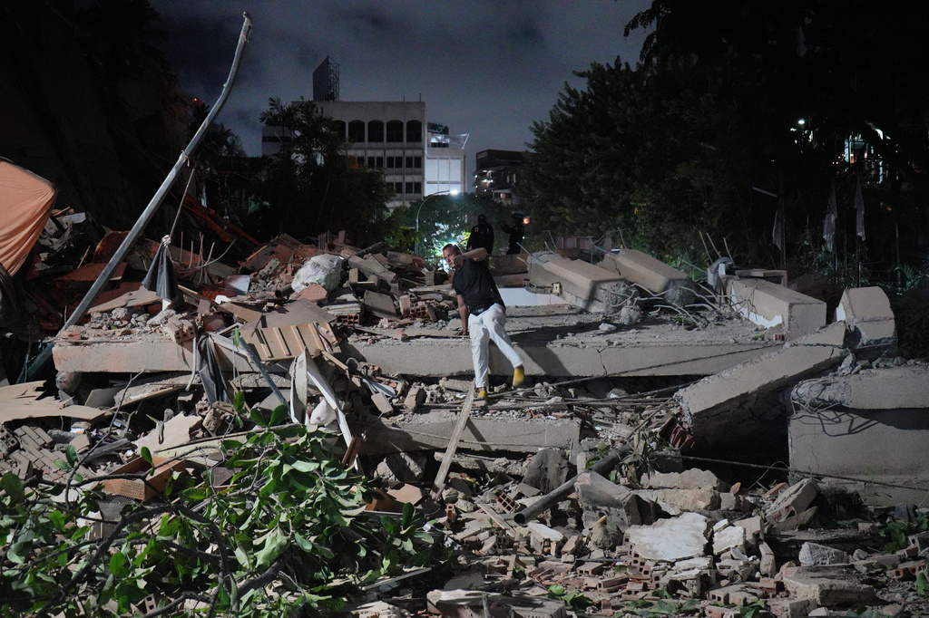 Un hombre salta un edificio derrumbado tras un terremoto en Caracas, Venezuela