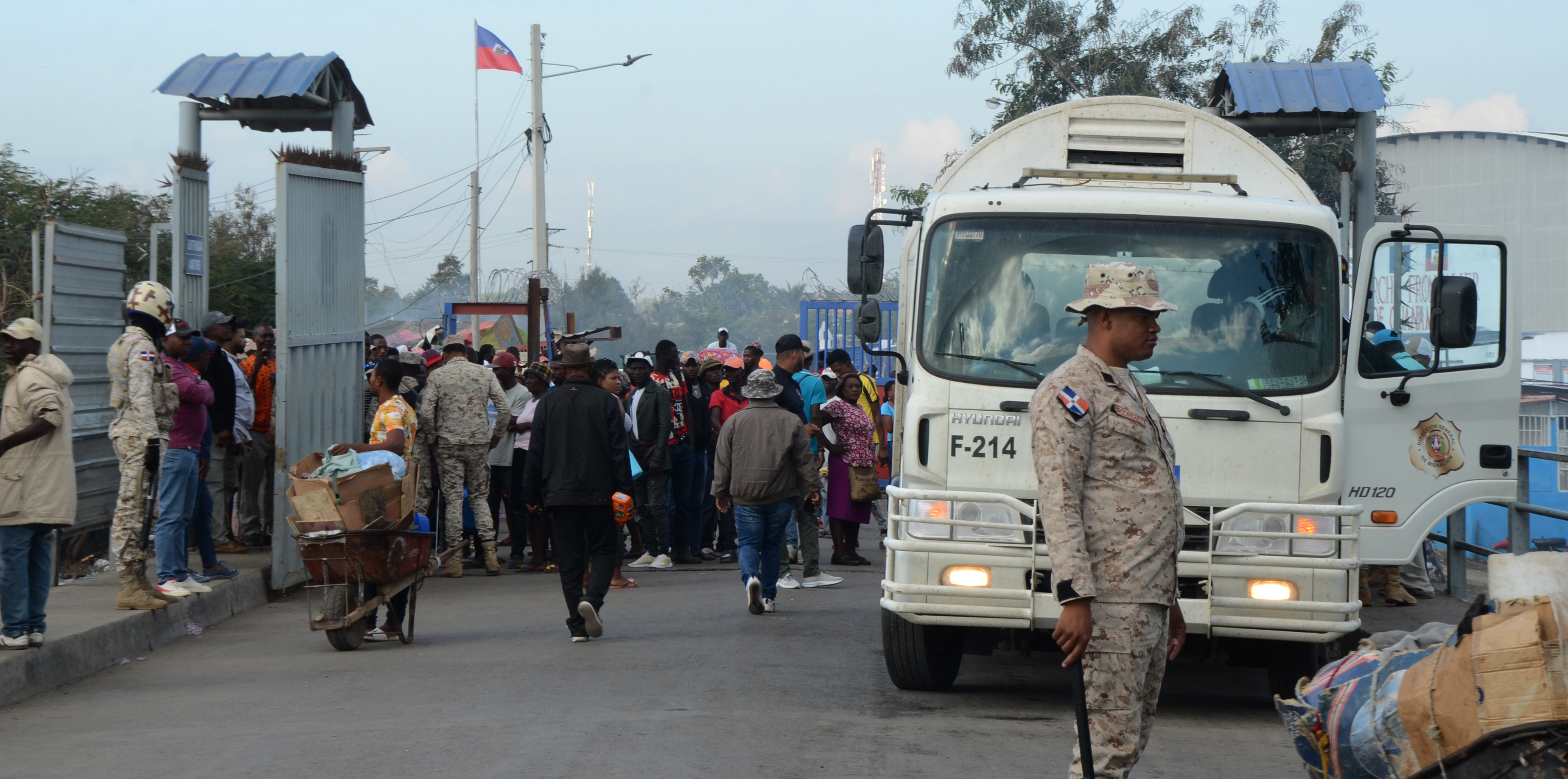 Varios camiones celulares de la DGM viajan diariamente a la zona fronteriza de Dajaban para devolver a migrantes indocumentados a sus países; Anteriormente esta acción podía ser documentada por periodistas. Ahora está prohibido. Jorge González