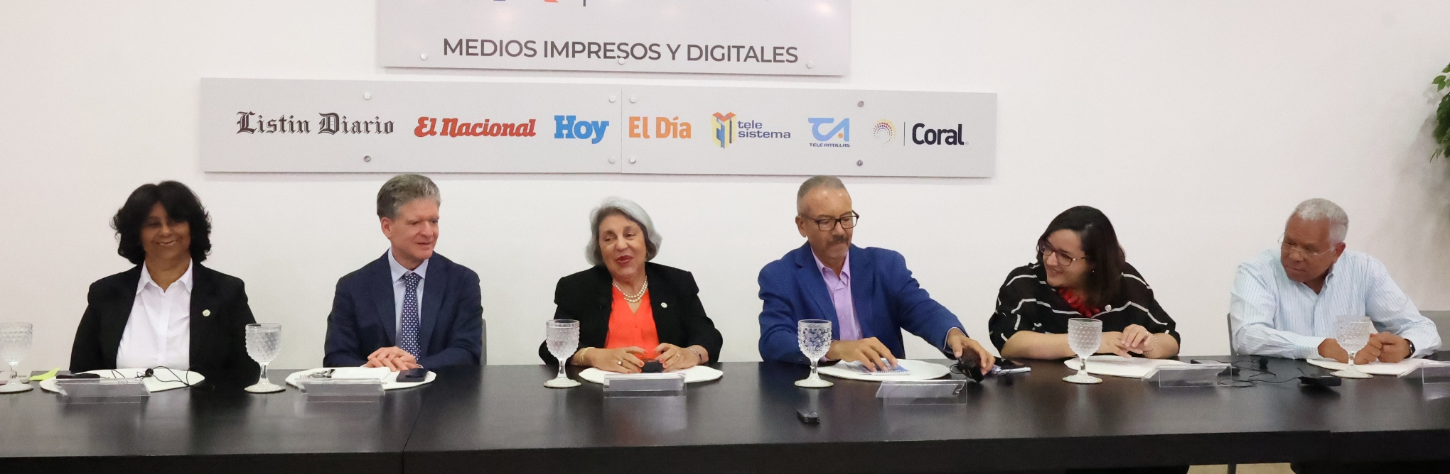 Dolores Rodríguez, José Alfredo Coripio, Magali Caram, los periodistas Miguel Fábulas, Claudia Saleta y Frank Cáceres, durante su intervención en el almuerzo semanal del Grupo de Comunicaciones Coripio.