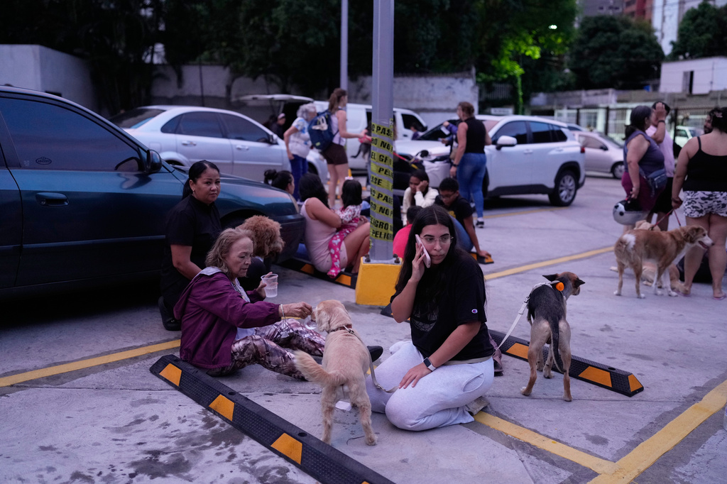 Varias personas permanecen afuera de sus casas tras sismo en Caracas, Venezuela