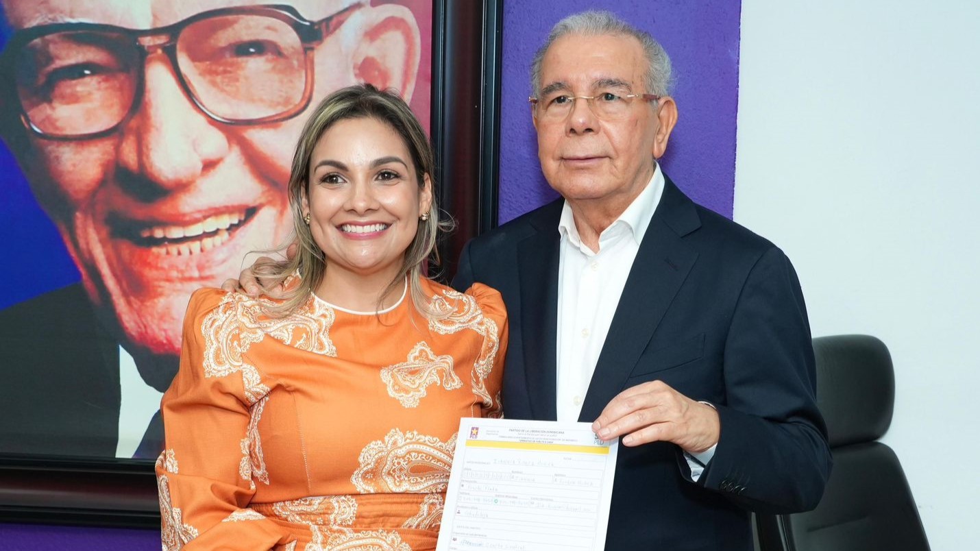 Ivania Rivera con el expresidente Danilo Medina.