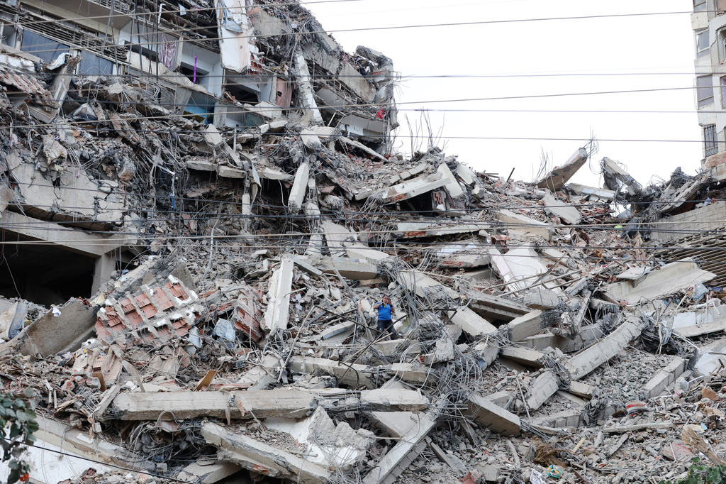 Un hombre camina entre los escombros de un edificio que se derrumbó después de un terremoto ocurrido el día anterior, el jueves 25 de junio de 2026, en La Guerra, Venezuela. (Foto AP/Pedro Mate)