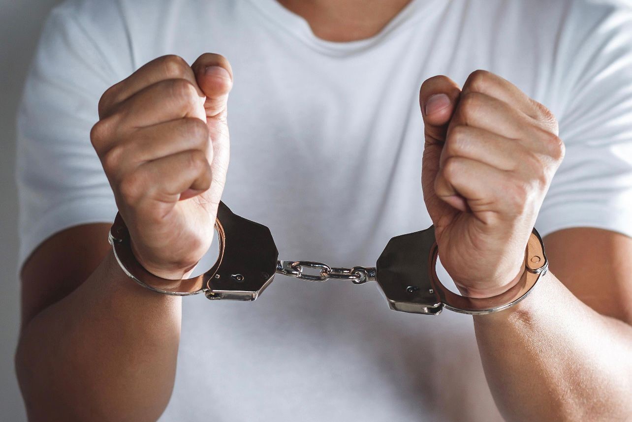 La Policía Nacional investiga la muerte de un hombre en Villa Mela, luego de que la mujer detenida afirmara haber actuado mal tras un presunto episodio de violencia doméstica.