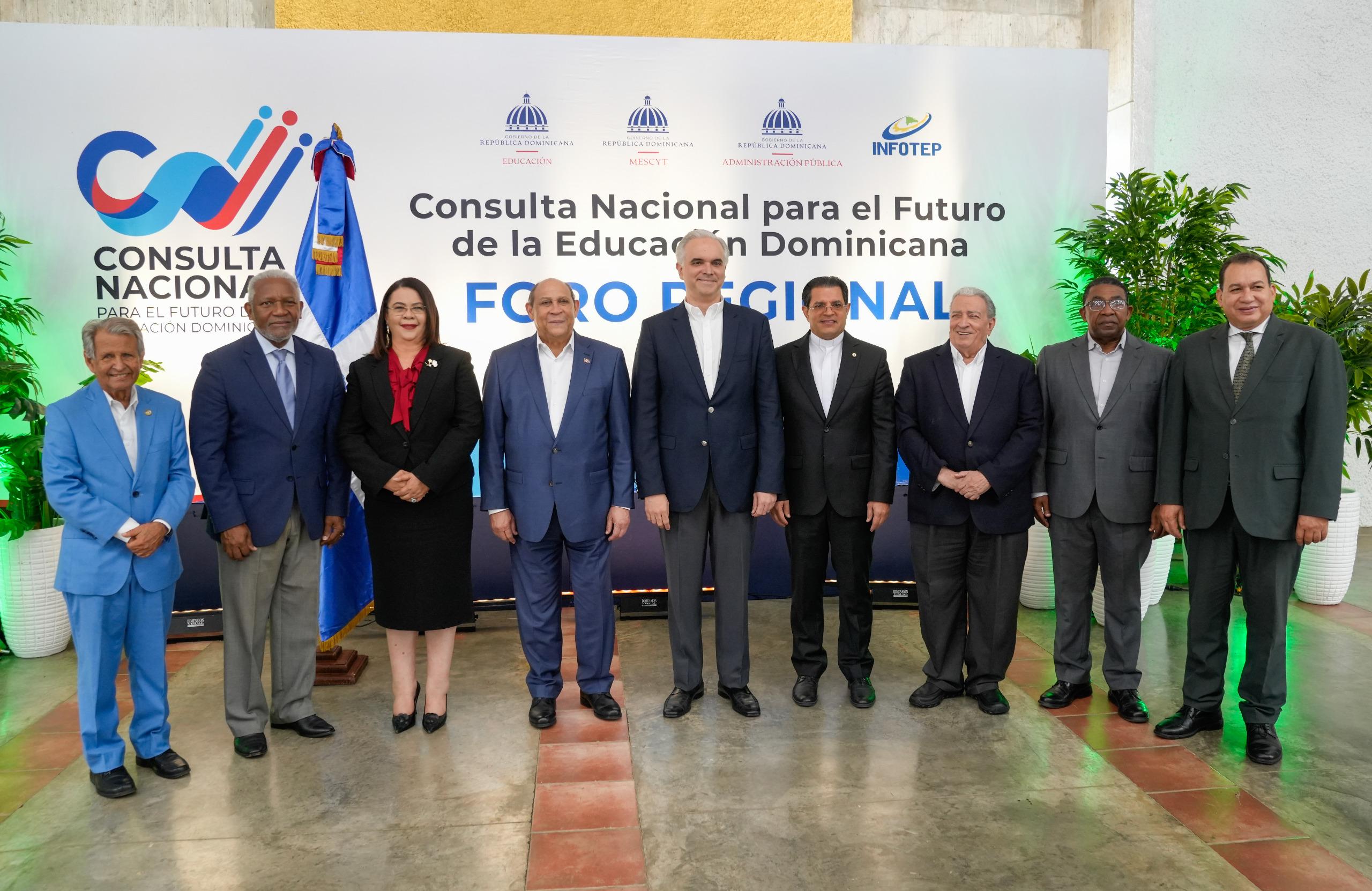 Luis Miguel de Camps, Rafael Santos Badia y Maira Morla Pineda conversaron con periodistas y comunicadores de Cebú sobre los desafíos y objetivos de la consulta nacional para el futuro de la educación dominicana.