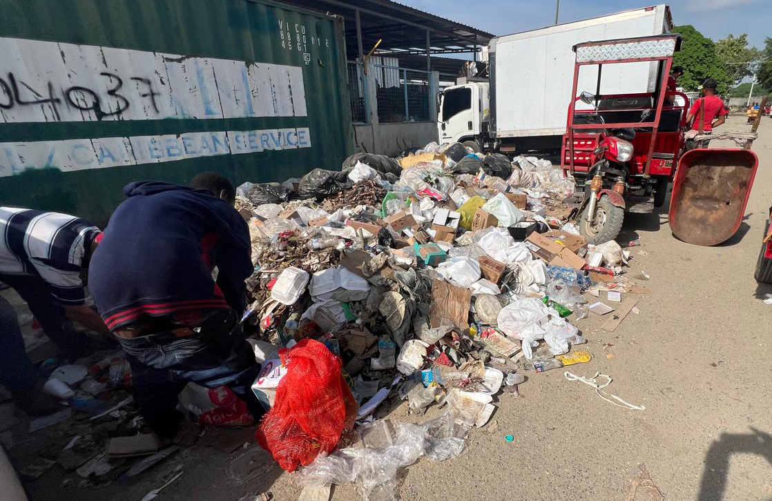Detrás del mercado binacional la basura se recoge de vez en cuando por lo que siempre hay desperdicio. Jorge González