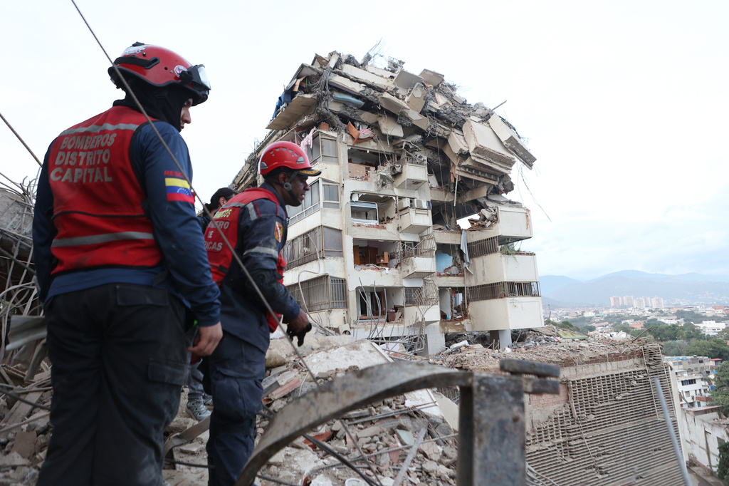 Rescatistas buscan entre los escombros tras un terremoto registrado en La Guaira, Venezuela, el jueves 25 de junio de 2026. (Foto AP/Pedro Mate)
