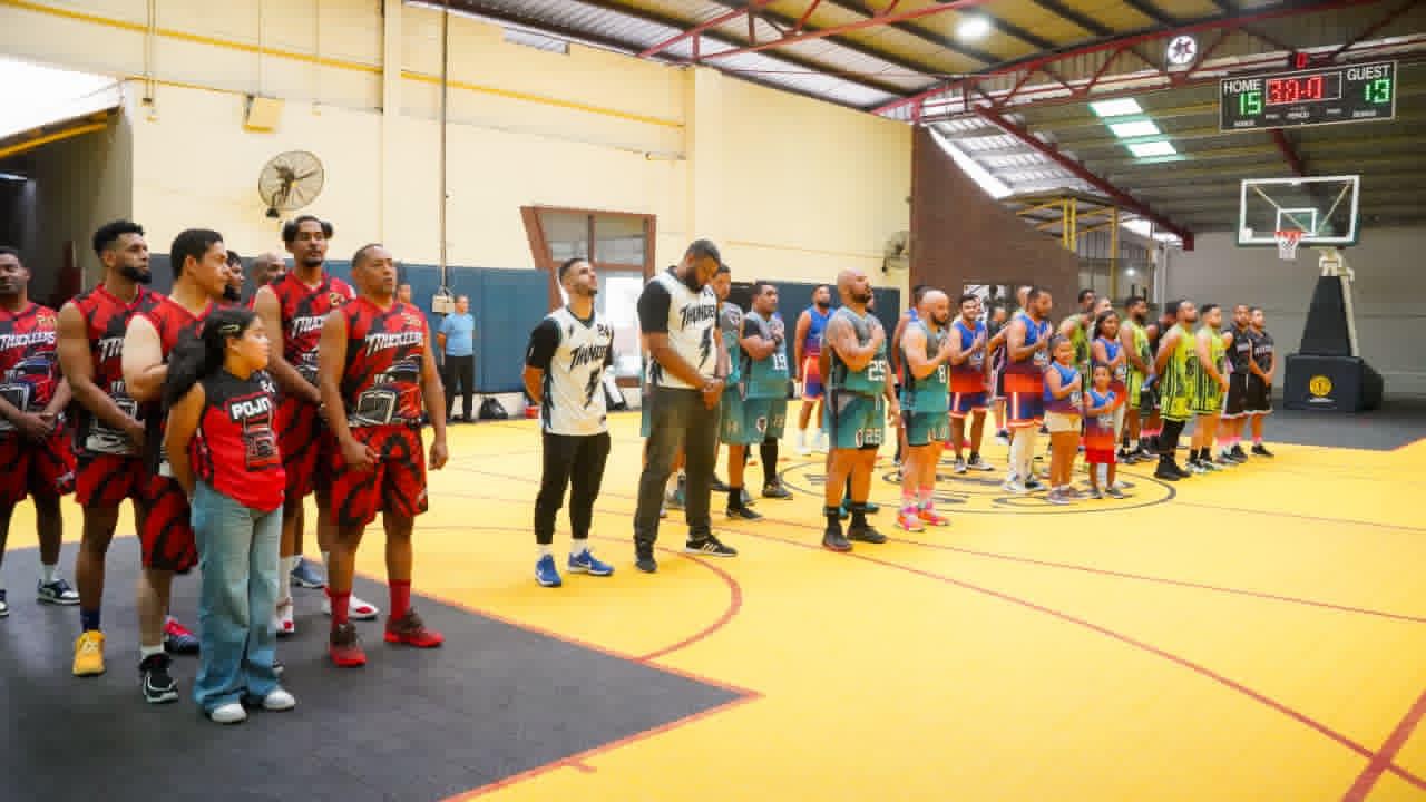 Los jugadores de la Golden Boys League posan durante la inauguración del campeonato.