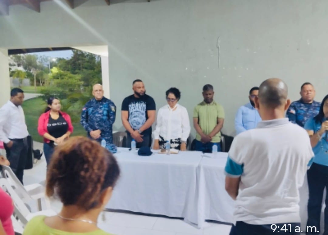 La Policía Nacional y miembros de la comunidad Los Alcárizos unen fuerzas contra la delincuencia y el ruido