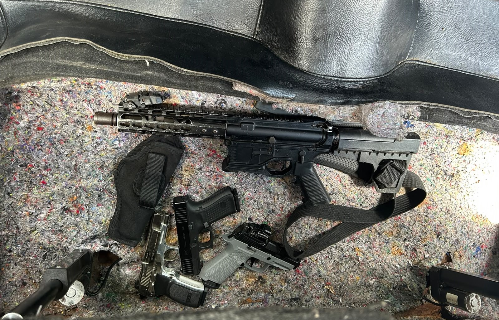 Tres personas fueron detenidas durante un allanamiento en Villa Sombrero, donde las autoridades aseguraron un rifle, cuatro pistolas, vehículos y un escondite electrónico.