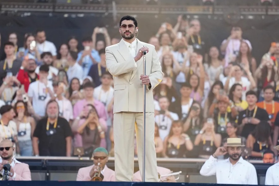 El cantante puertorriqueño Bad Bunny durante un concierto en el Estadio Olímpico de Barcelona.