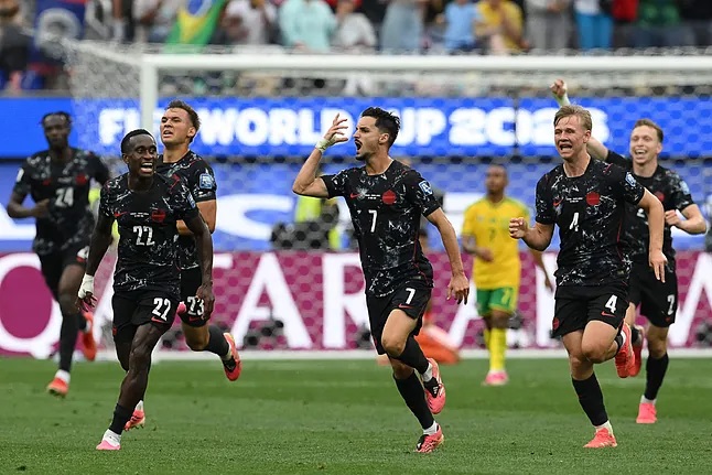 Los jugadores canadienses celebran un gol durante un partido de dieciseisavos de final de la Copa Mundial de la FIFA 2026. EFE/ Omar Alonso