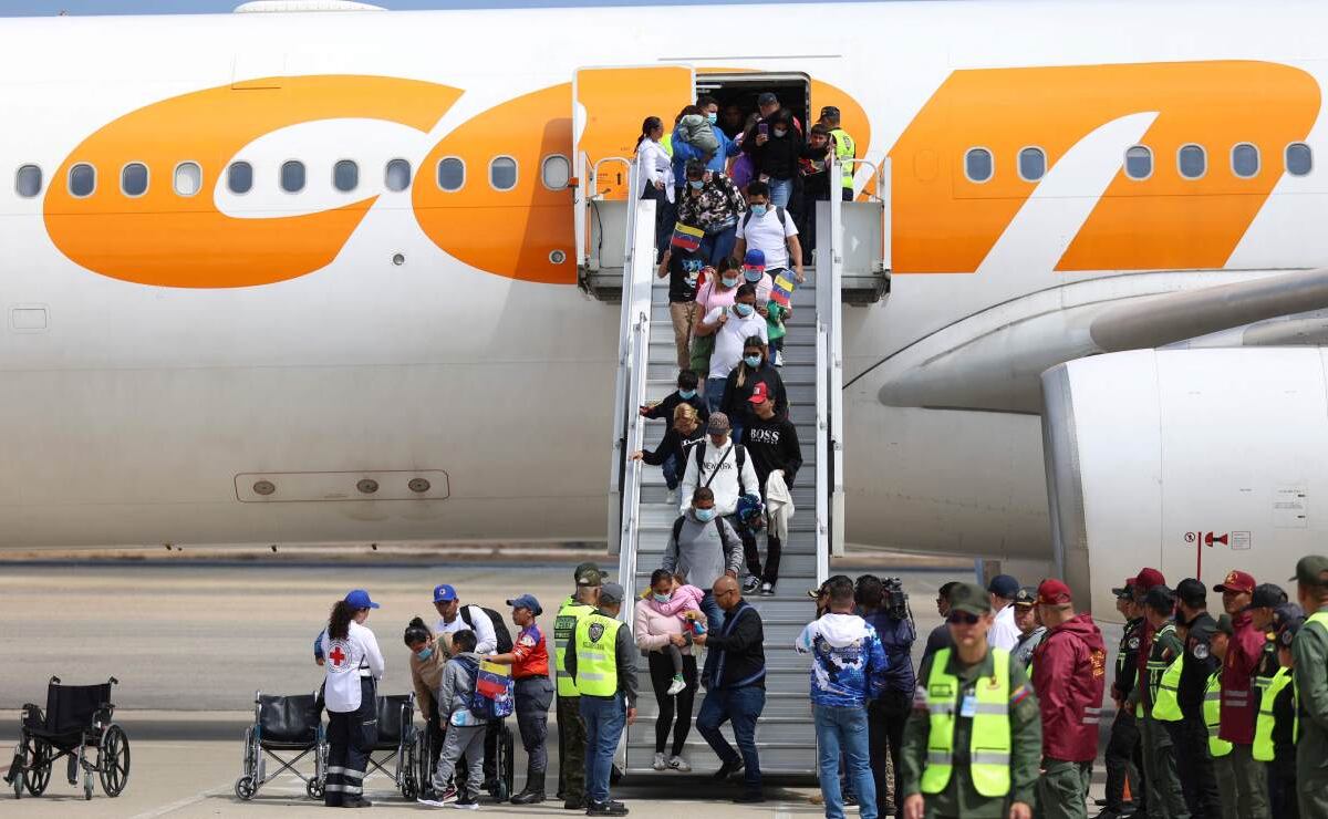 Los 65 pasajeros fueron recibidos en el Aeropuerto Internacional de Las Américas tras arribar en un vuelo humanitario procedente de Venezuela.