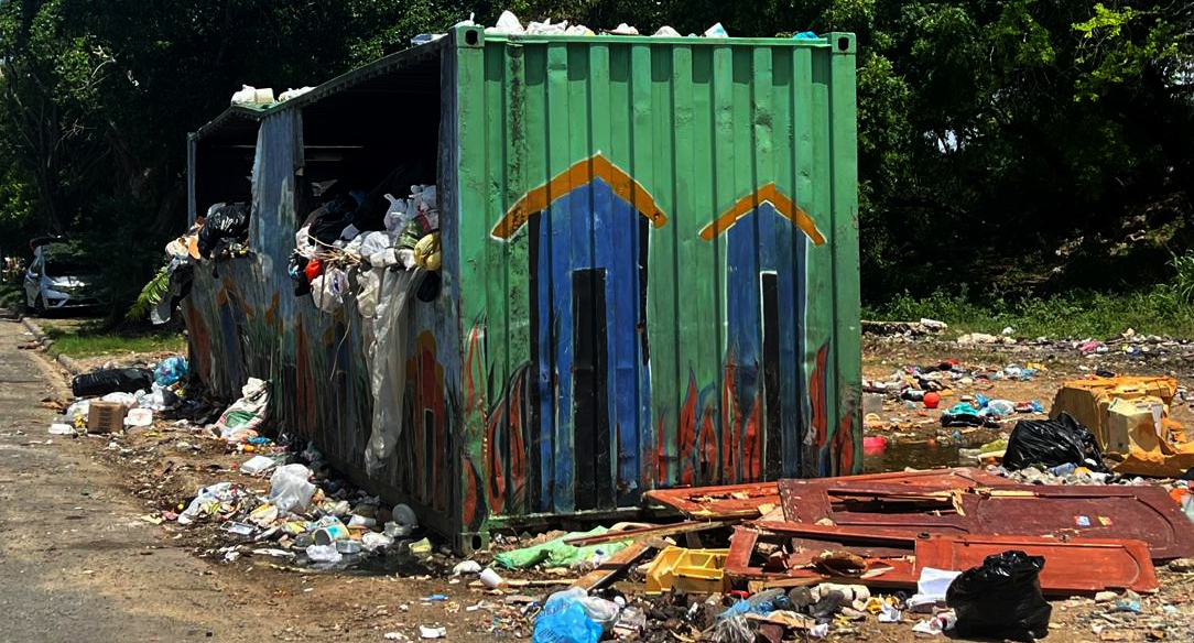 Los escombros junto a las macetas, como muebles viejos, hacían que el lugar fuera poco atractivo y suburbano. Jorge González