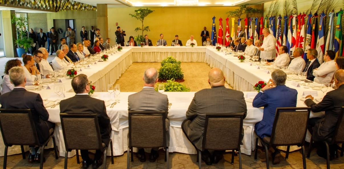 El Presidente Luis Abinada asistió a un almuerzo ofrecido por el cuerpo diplomático acreditado en el país con los Ministros José Ignacio Paliza y Roberto Álvarez.