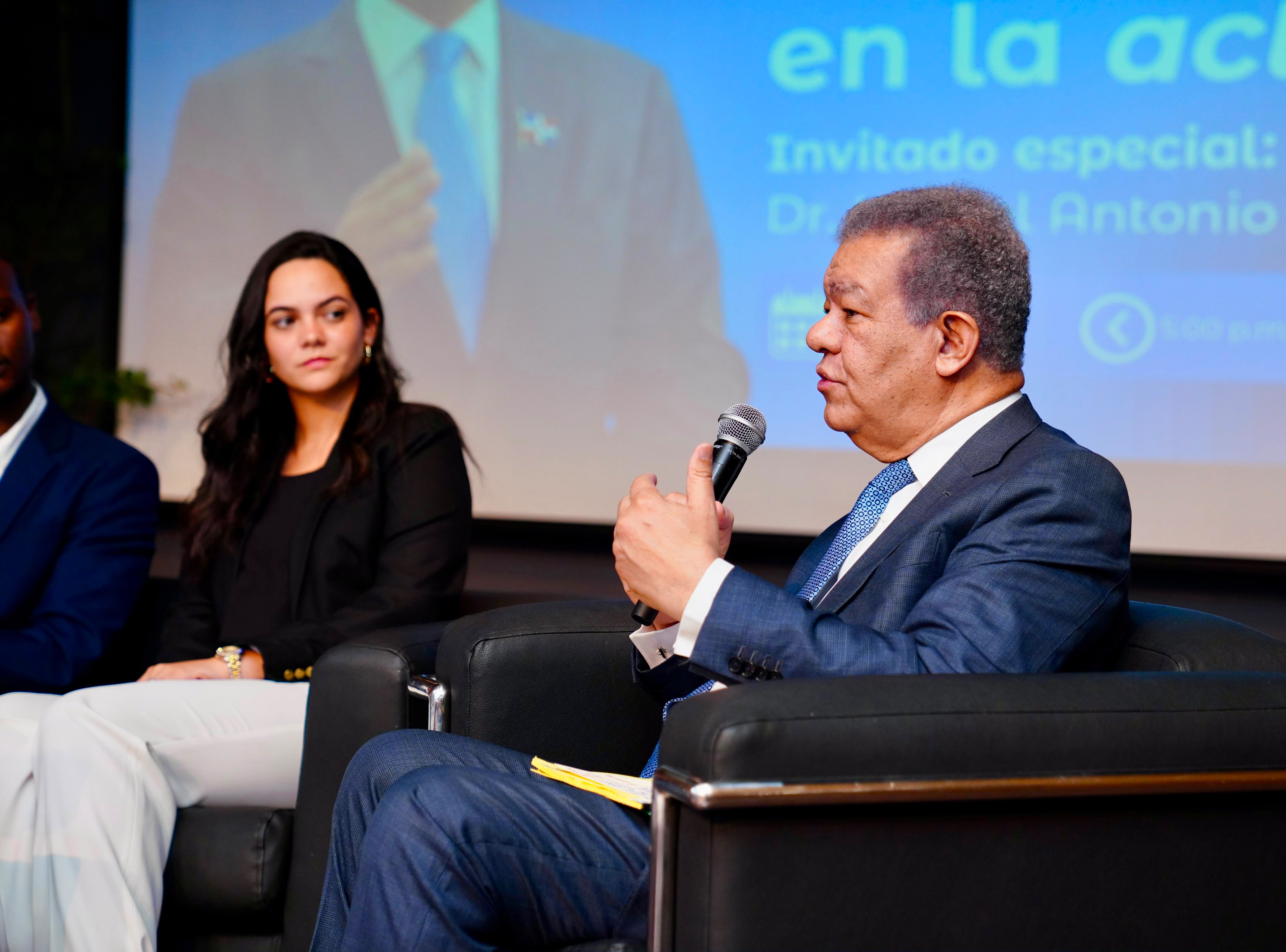 Expresidente Lionel Fernández en conversación con estudiantes de UNIBE 