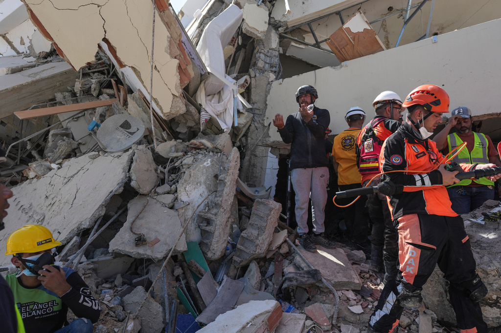 El voluntario Jean Sosa, que se unió a los equipos de rescate que buscaban sobrevivientes del terremoto, explica lo que vio después de entrar entre los escombros de un edificio donde los equipos de rescate están tratando de llegar a las personas atrapadas en La Guerra, Venezuela.