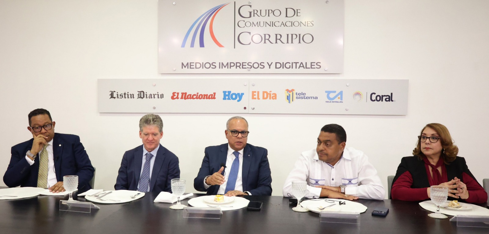 Rafael A. durante el almuerzo del Grupo de Comunicaciones Coripio. Báez, José Alfredo Coripio, Alejandro Moscoso Segara, José P. Monegro y Katia Miguelina Jiménez.