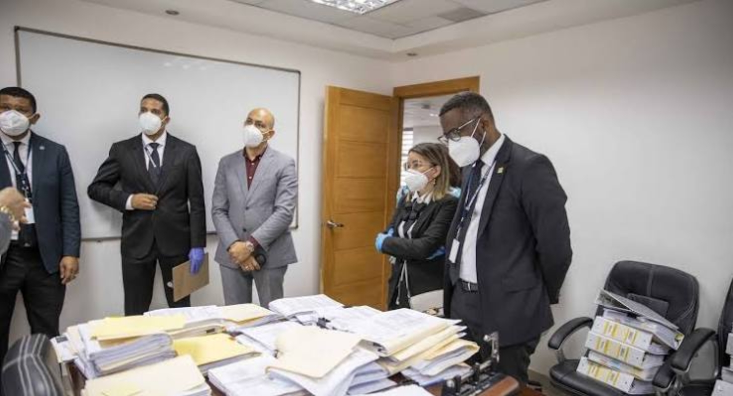 El Vicefiscal General Wilson Camacho, recopilando pruebas de un expediente de corrupción.