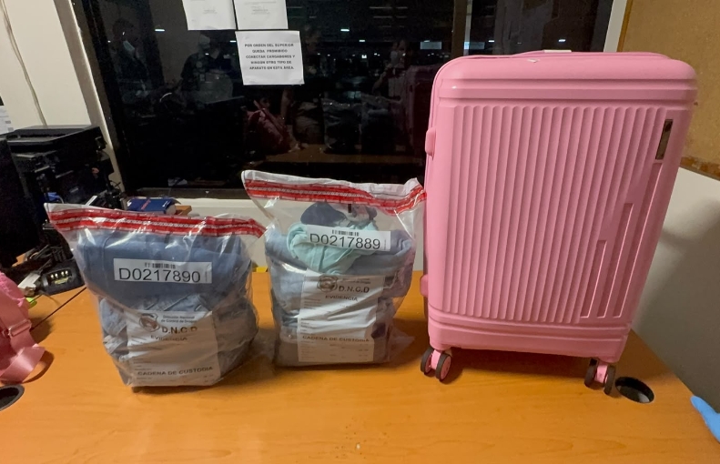 Indumentaria con cocaína incautada en AILA.