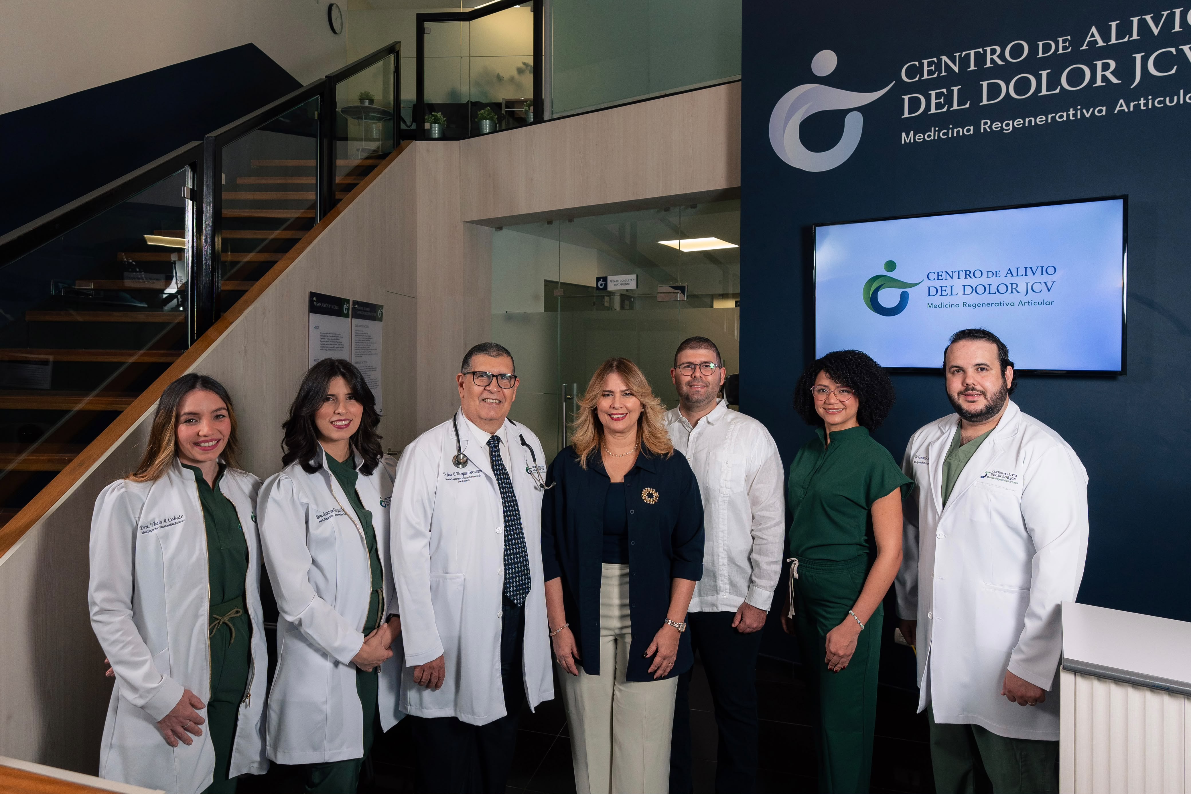 De izquierda a derecha: Dra. Thais Cobián, Dra. Susana Vargas, Dr. Juan Carlos Vargas Decamps, Patricia Camillo de Vargas, LIC. Juan Pedro Vargas, Dra. Astrid Contreras y Dr. Fernando DiFilo