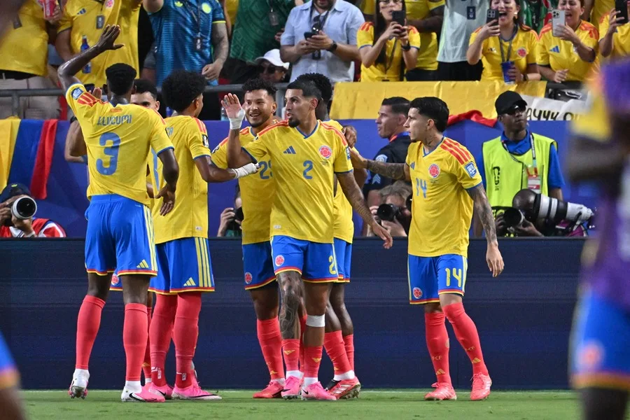Los jugadores de Colombia celebran un gol de 1-0 durante el partido de dieciseisavos de final de la Copa Mundial de la FIFA 2026 entre Colombia y Ghana en Kansas (EE.UU.).