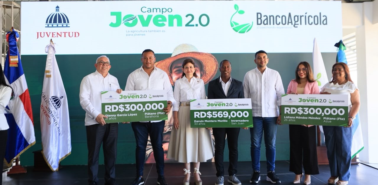 La vicepresidenta de la República, Raquel Peña; el ministro de la Juventud, Carlos Valdez y el administrador del Banco Agrícola, Fernando Durán, entregan los cheques a los jóvenes beneficiados con préstamos de Campo Joven.