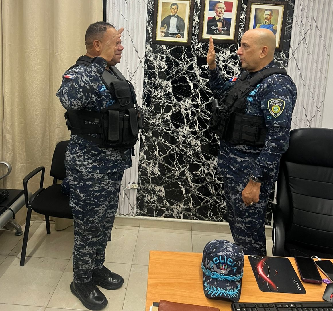 El coronel Luis Peña Peña fue designado como nuevo comandante del Departamento Operativo O-3 en Santo Domingo Oeste, en reemplazo de la coronel Milagros del Carmen Arnaud, en luto por el fallecimiento de Darlene Emmanuel Mercado Reyes.